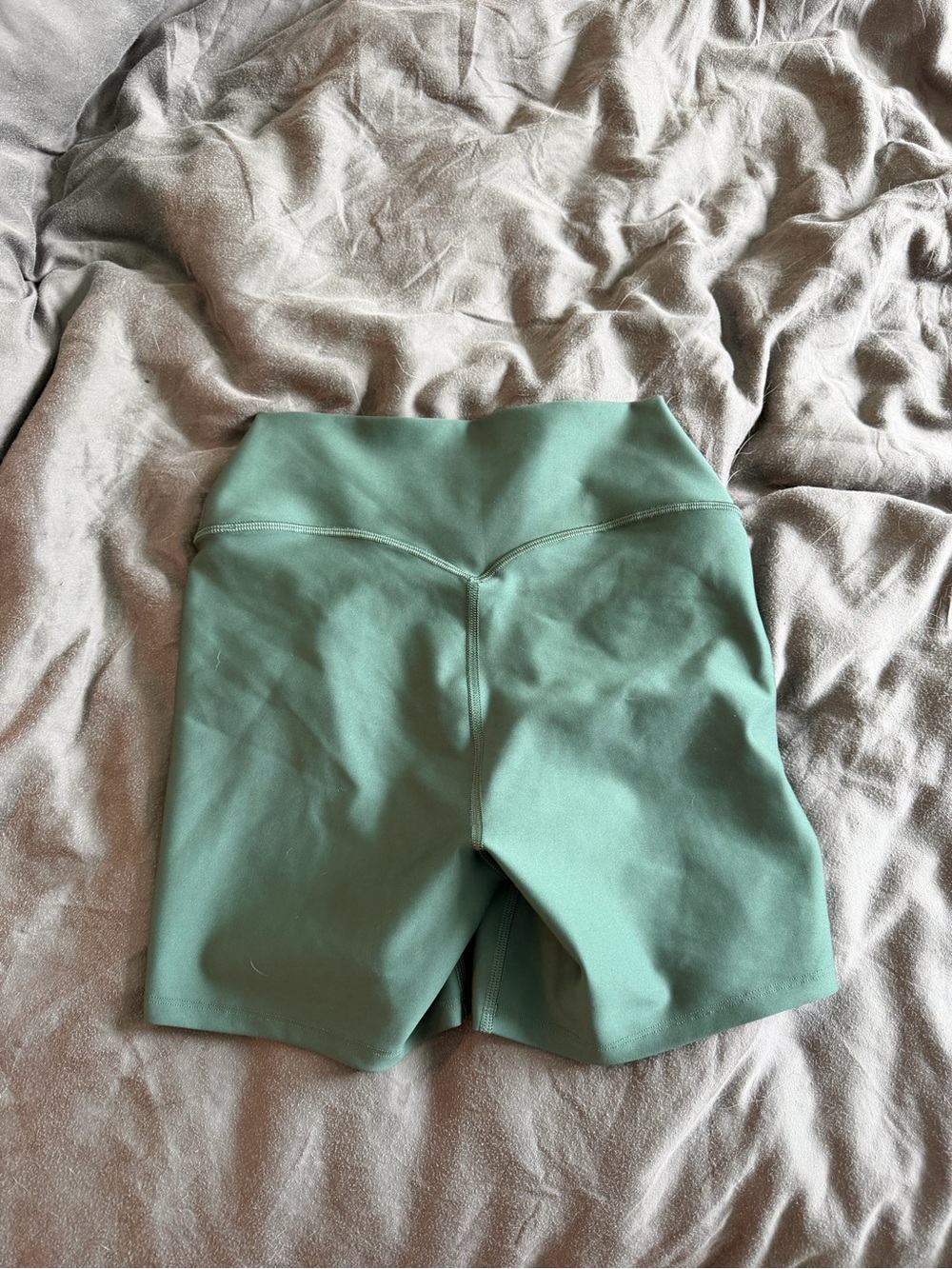 ALO Yoga airlift 5in clover green energy shorts - Picture 2 of 2